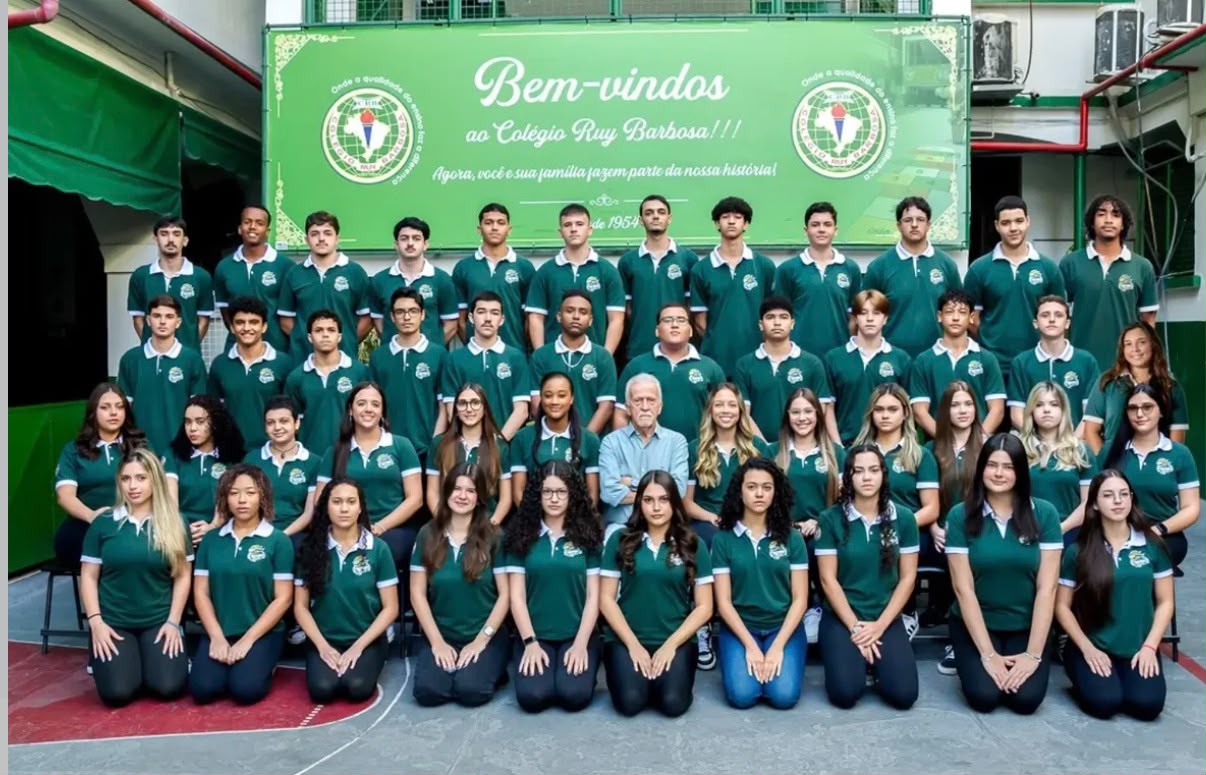 Alunos estudando juntos em sala de aula do Colégio Ruy Barbosa