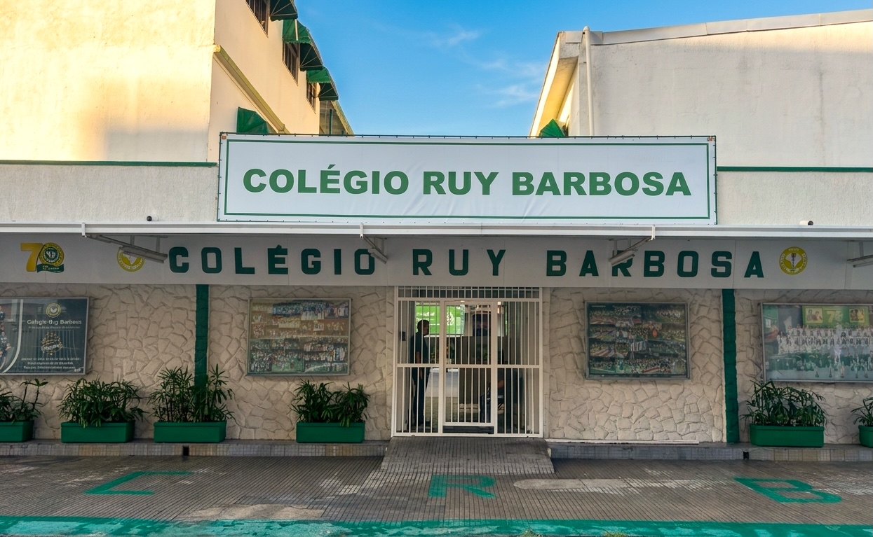 Fachada de escola brasileira moderna ao entardecer